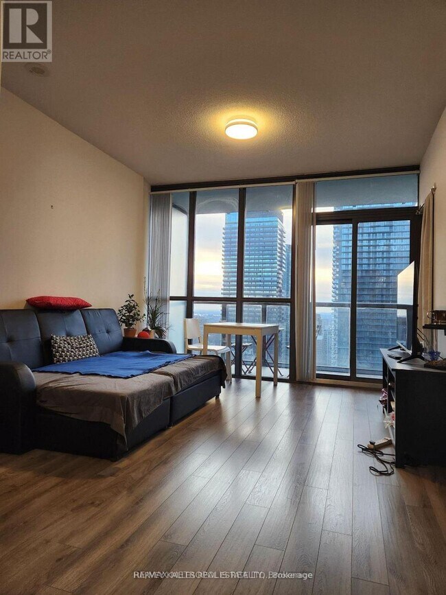 Photo du bâtiment - 110 Charles St E