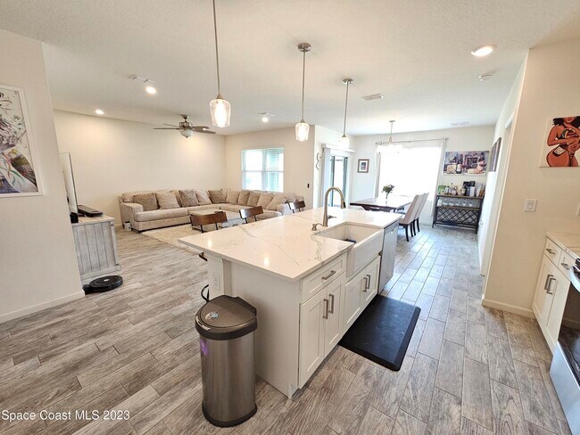 Building Photo - 445 Sorrento Dr