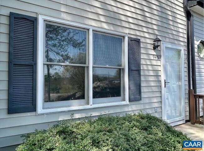 Building Photo - 943 Rives St