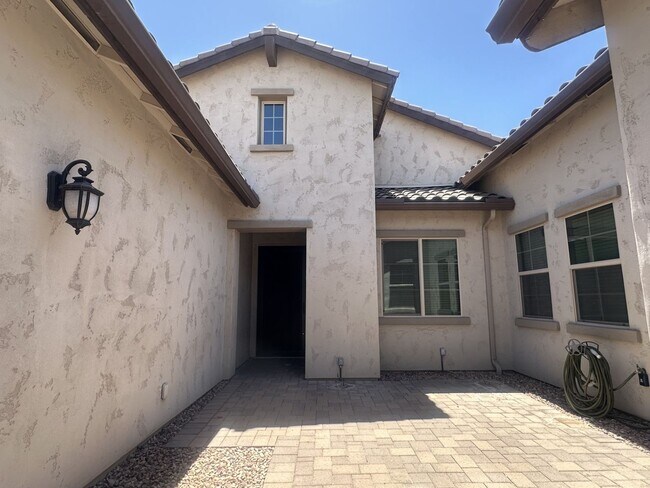 Building Photo - Spacious 4-Bedroom + Den, 4-Bath Home in Q...