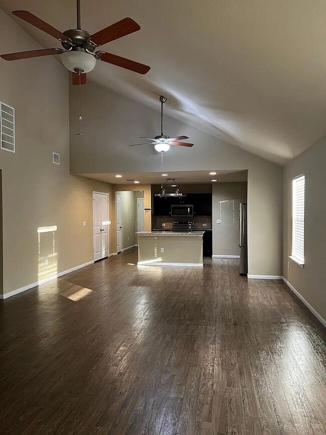 Foto del edificio - Room in House on Riparian Rd