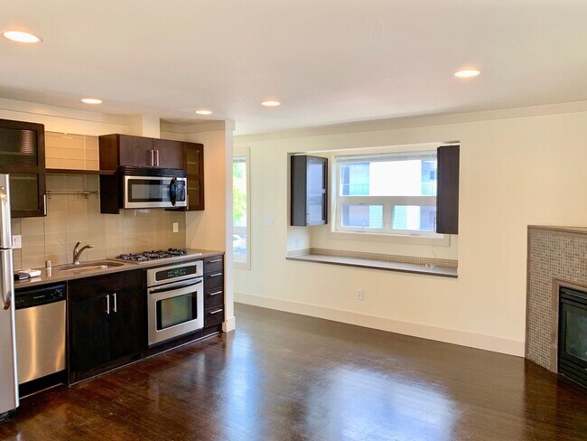 Building Photo - Beautiful Water View 2 Bed Home in Queen A...