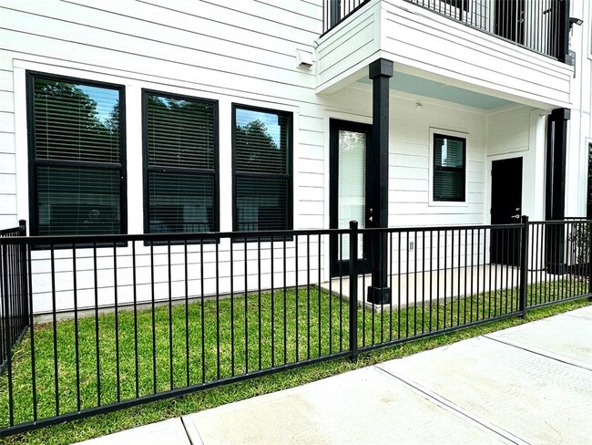 Building Photo - 3030 Greenbusch Rd