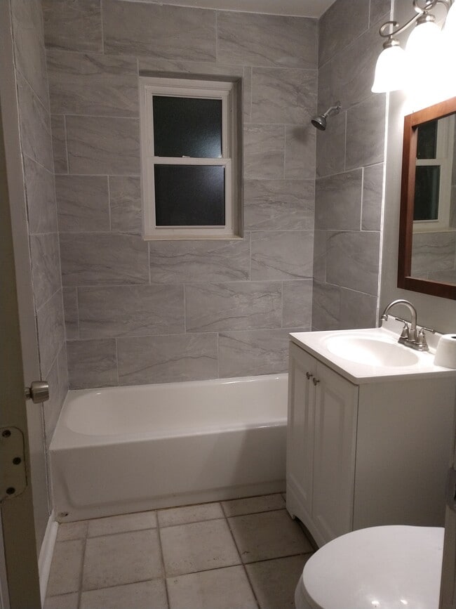 Baño - 804 Lyndell Ct