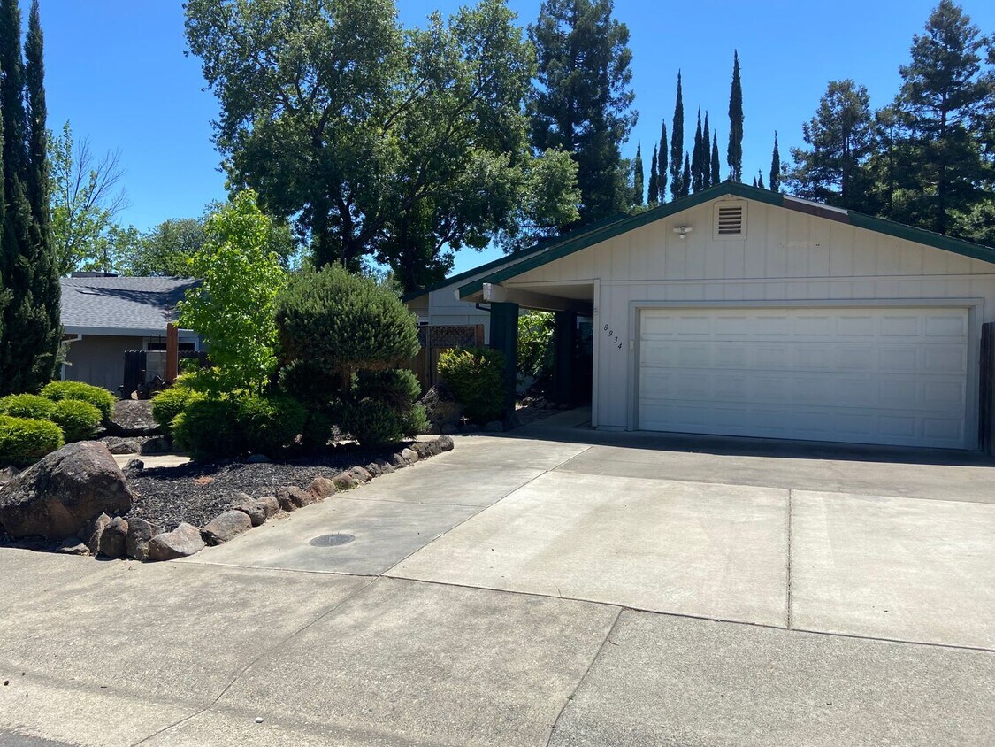 Primary Photo - Cool Pool! 3 bdrm, 2 bath