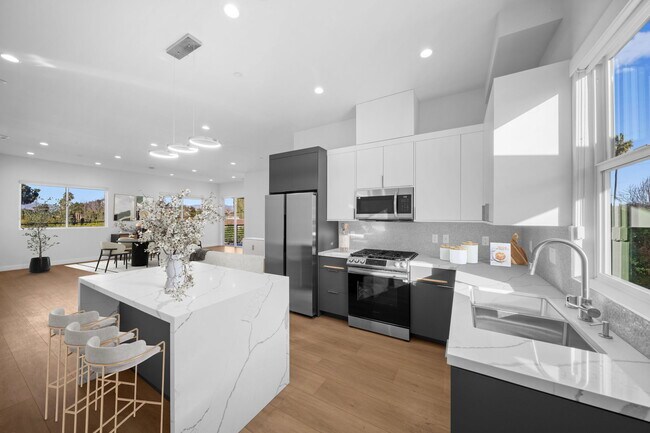 Virtually Staged - 13846 Moorpark St
