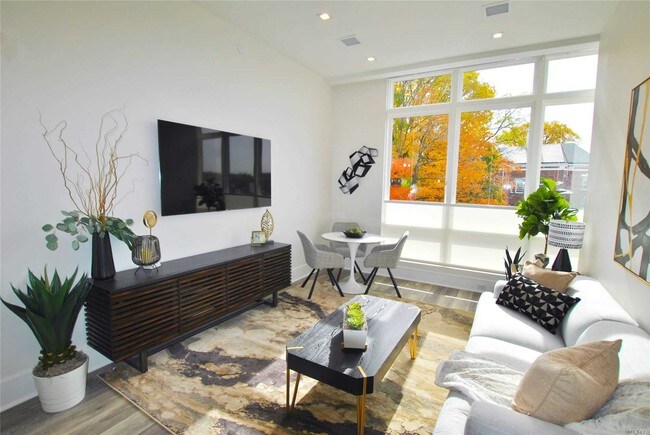 Foto del edificio - 30 Stewart Ave