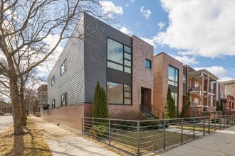 Building Photo - 559 E 50th St