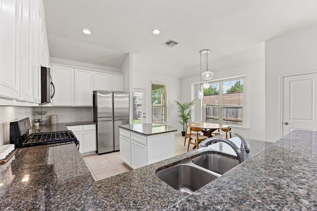Building Photo - 6326 Wolf Run Dr