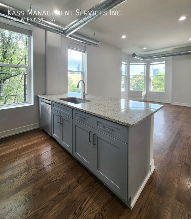 Photo - 1444 W Erie St Apartment