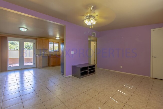 Building Photo - 2 BED, SINGLE STORY, OFF GLENN, READY TO GO!