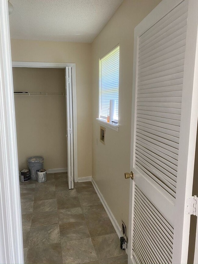 Building Photo - 3 br, 2 bath House - 1400 Desert Storm Drive