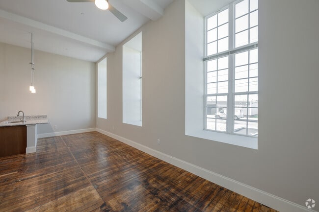2BR, 1BA - 1,045SF - King Philip Lofts