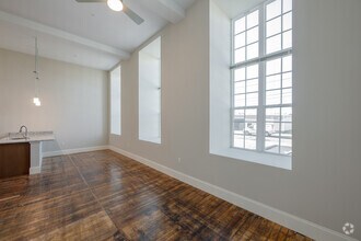 2BR, 1BA - 1,045SF - King Philip Lofts