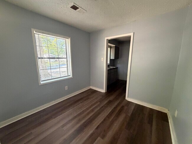 Foto del edificio - 1300 Robin Hood Ln