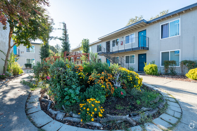 Building Photo - Gold Run Apartments