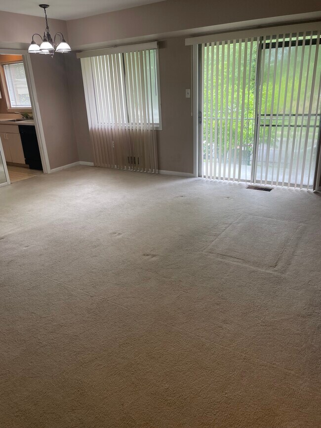 Sala de estar con vista a la terraza. - 10638 Weymouth St