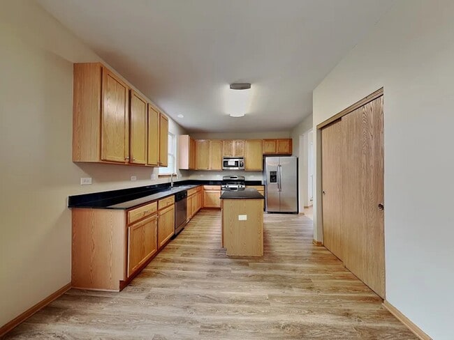 Building Photo - 10880 Grand Canyon Ave