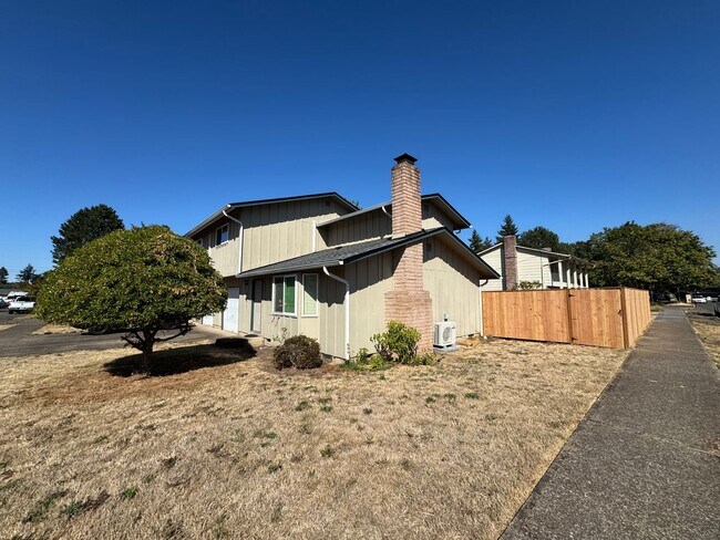 Foto del edificio - 3 Bedroom Duplex off Gilham Rd.