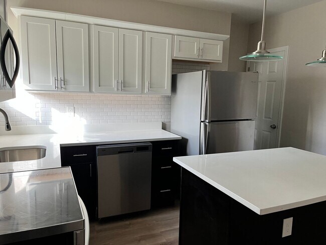 Foto del edificio - Two Bedroom/One Bathroom Townhome one block away from AGH! September 1 move in!