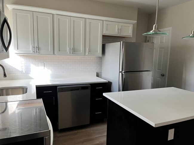 Building Photo - Two Bedroom/One Bathroom Townhome one block away from AGH! September 1 move in!