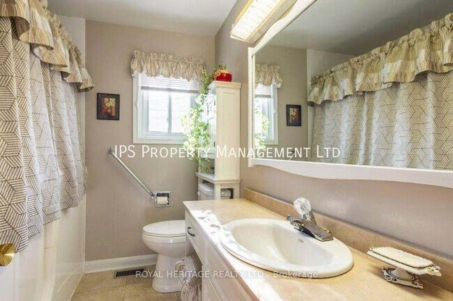 Photo du bâtiment - 255 Farley Ave