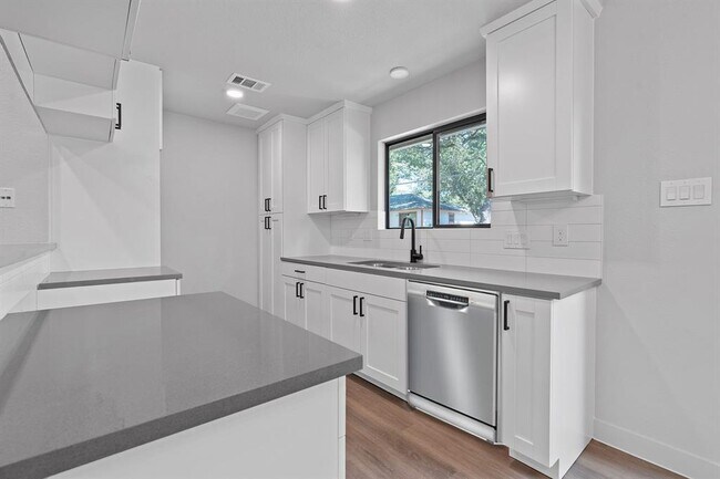 Building Photo - 8000 Dowling Cove