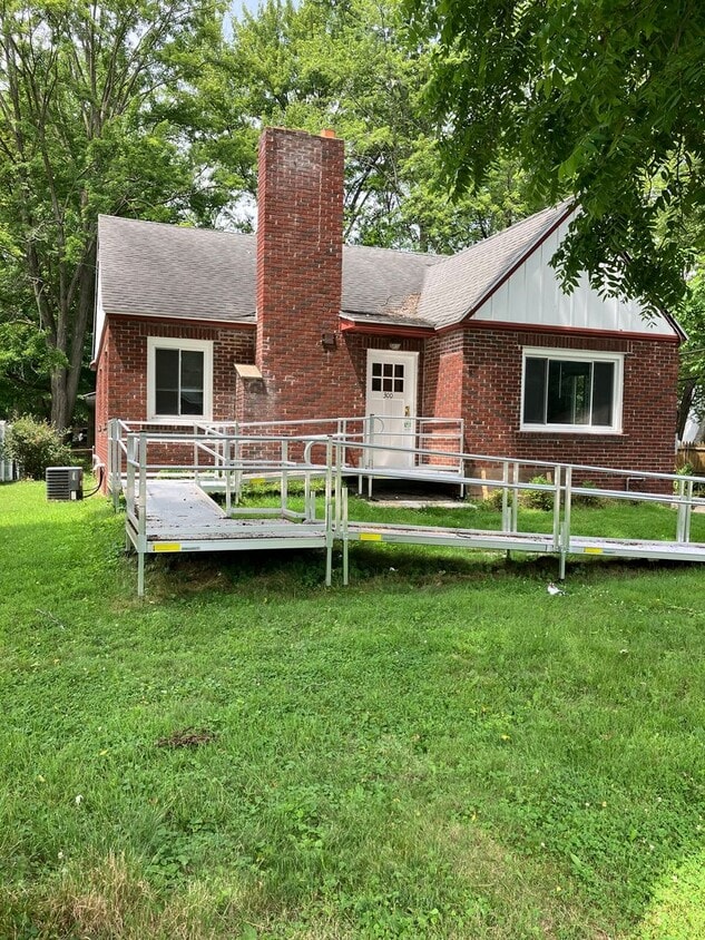 Spacious 5 bed, 2 bath classic brick home - Spacious 4bed, 2.5 bath classic brick home