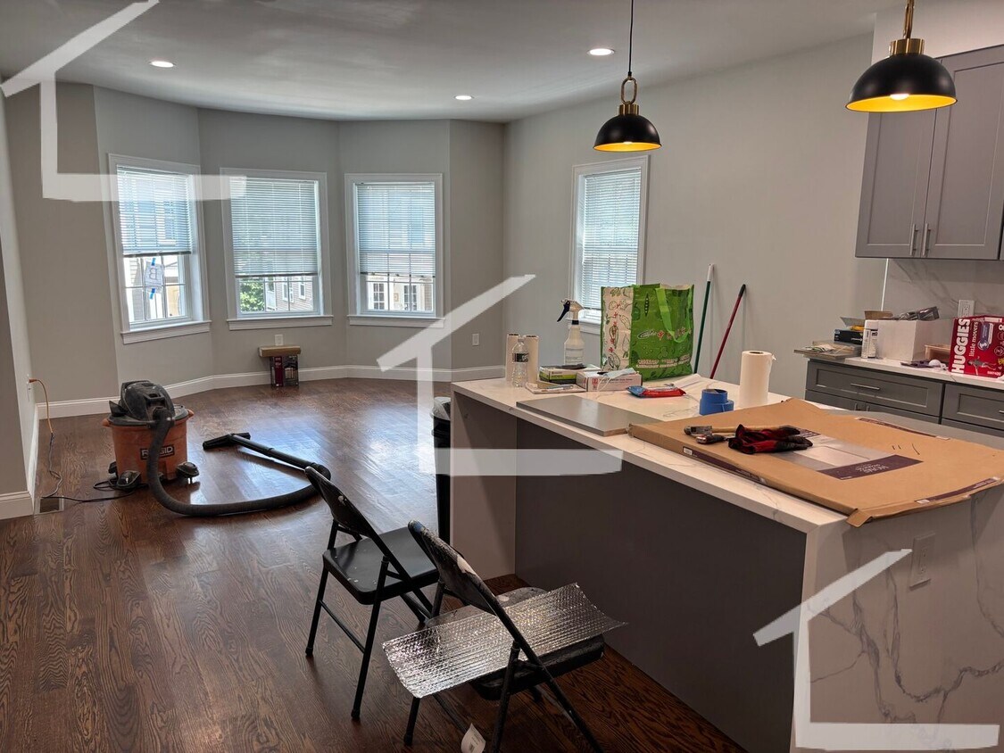 Foto principal - Brand New 4 Bed / 2.5 Bath – Two Floors, I...