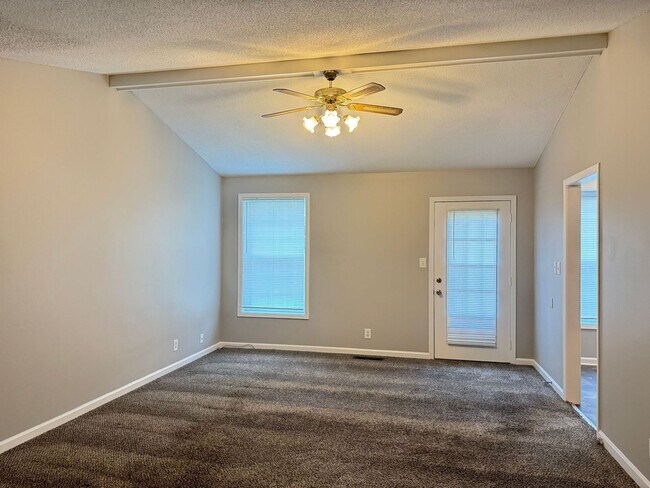 Foto del edificio - 3 Bed/2 Bath home 1 car garage, Fenced in yard. 10 Min from Gate 1!