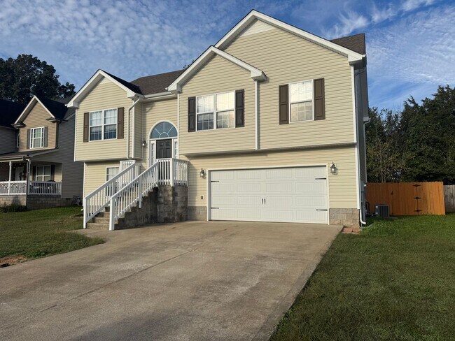 Building Photo - Gorgeous 5 Bedroom Home