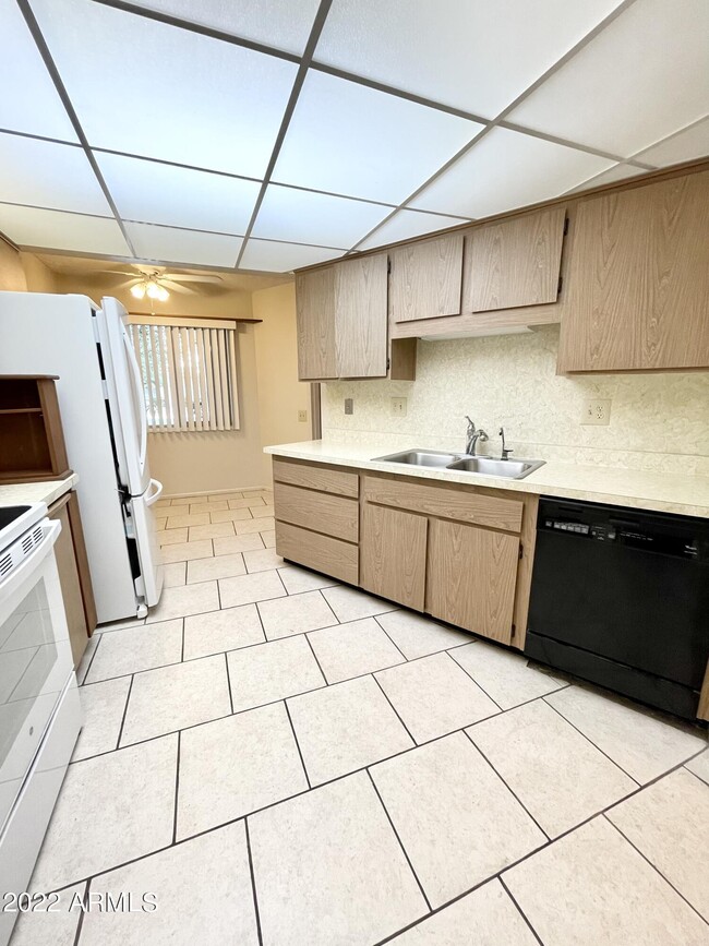 Foto del edificio - 10867 W Emerald Dr