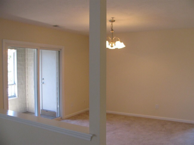 Foto del edificio - 633 Spencer-Farlow Dr