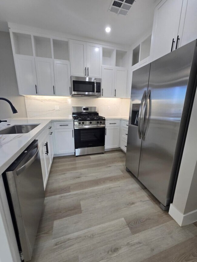 Building Photo - Brand New 2025 built 800 sq ft 2 bedroom 2...
