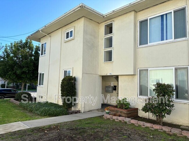 Building Photo - 727 E Chevy Chase Dr