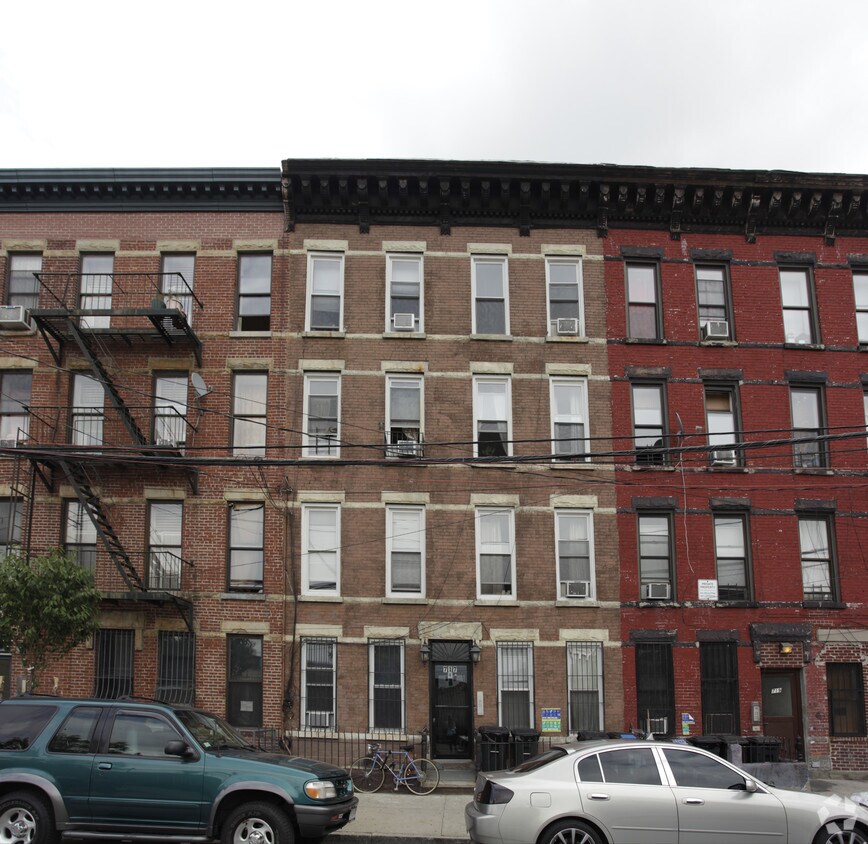 Building Photo - 717 Henry St