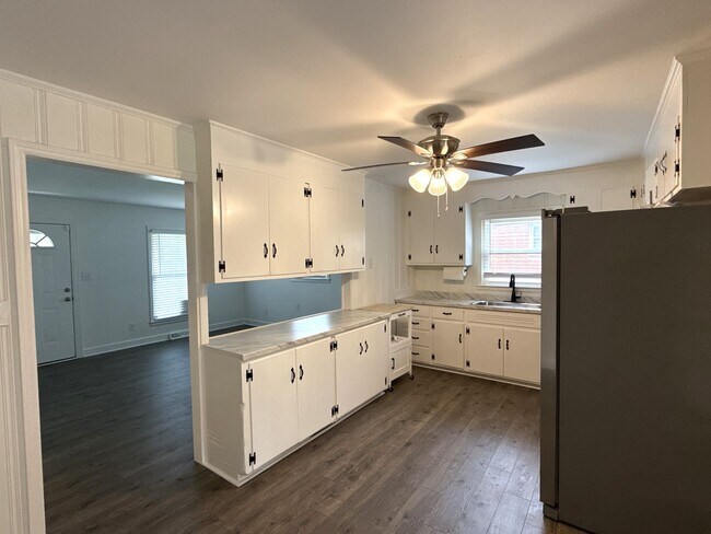 Foto del edificio - T.R. Lawing Realty Property