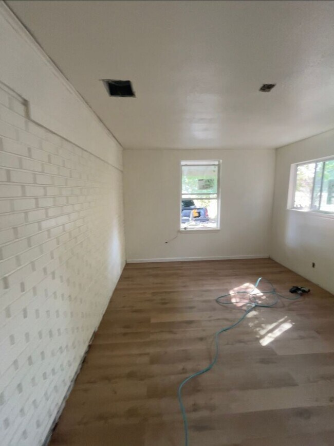 Building Photo - Spacious 5-Bedroom Family Home for Rent in...