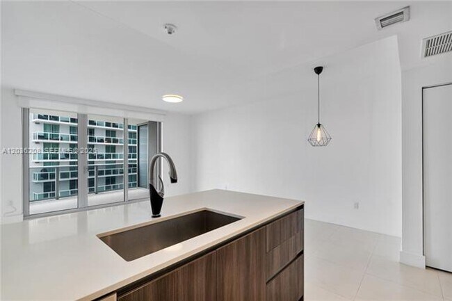 Foto del edificio - 488 NE 18th St