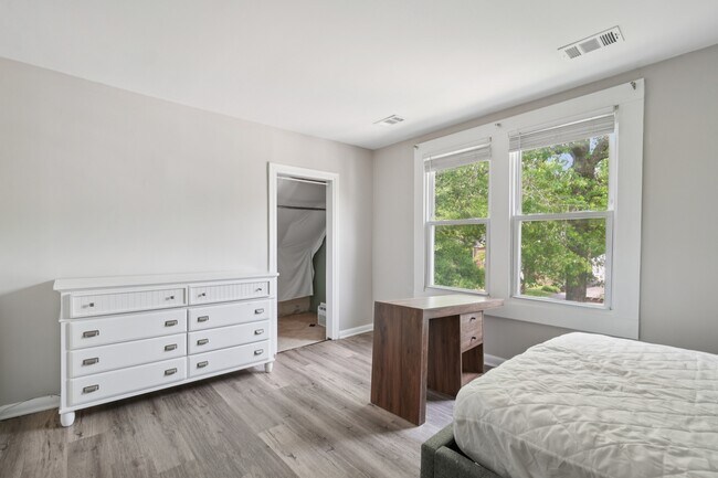 Foto del edificio - 7307 Hopkins Ave