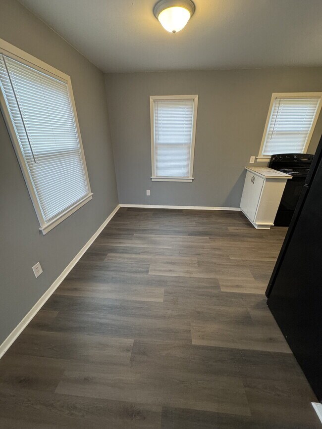 Foto del edificio - "Charming 1-Bed, -Bath Duplex Gem in Wichita – Spacious 625 Sq Ft Living!"