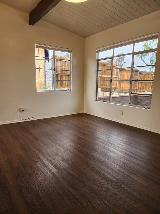 Sala de estar - 6024 Baileya Ave