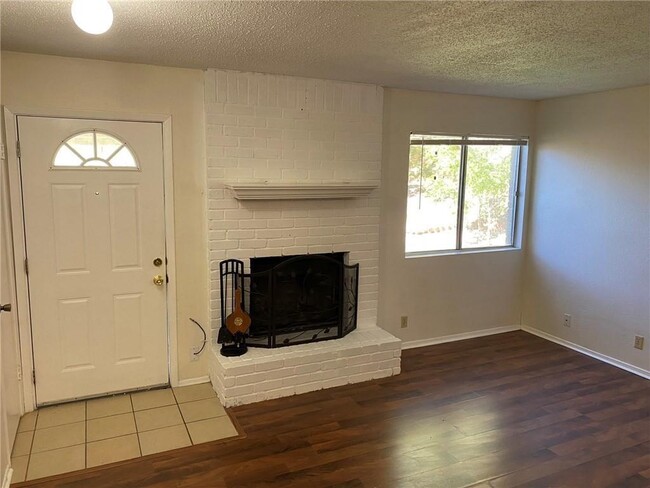 Foto del edificio - 9906 Hundred Oaks Cir