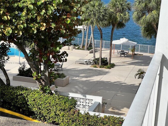 Foto del edificio - 1865 79th Street Causeway