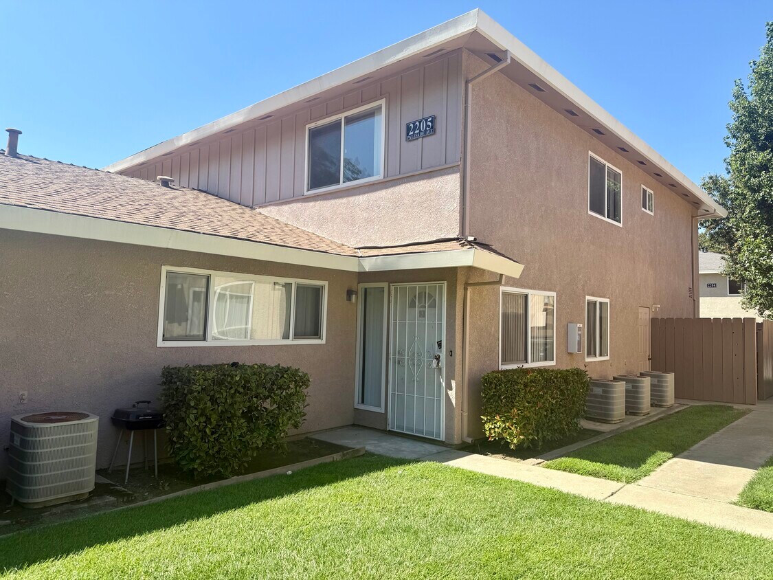 Primary Photo - 2205 Palisade Ave