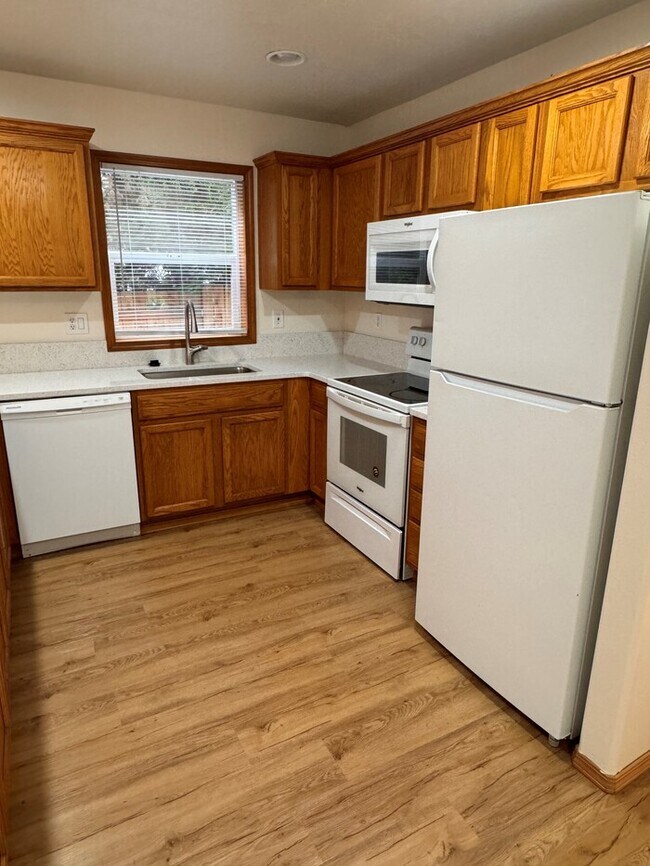 Building Photo - Beautiful Home w/New Carpet, Fresh Paint, ...