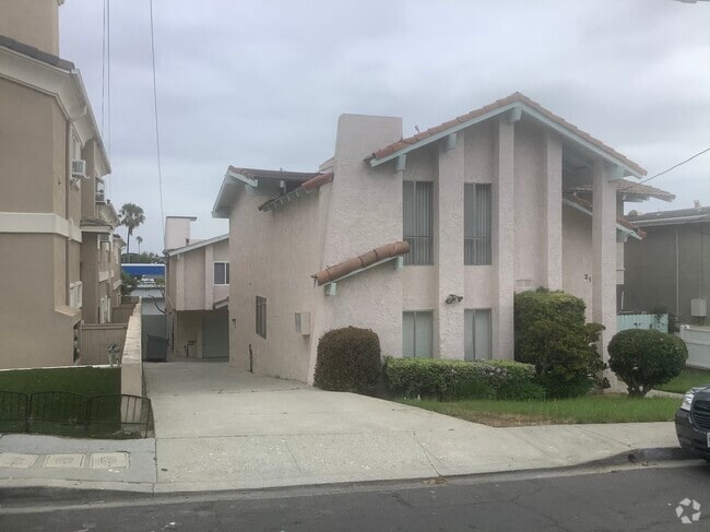 Building Photo - 2121 Vanderbilt Ln