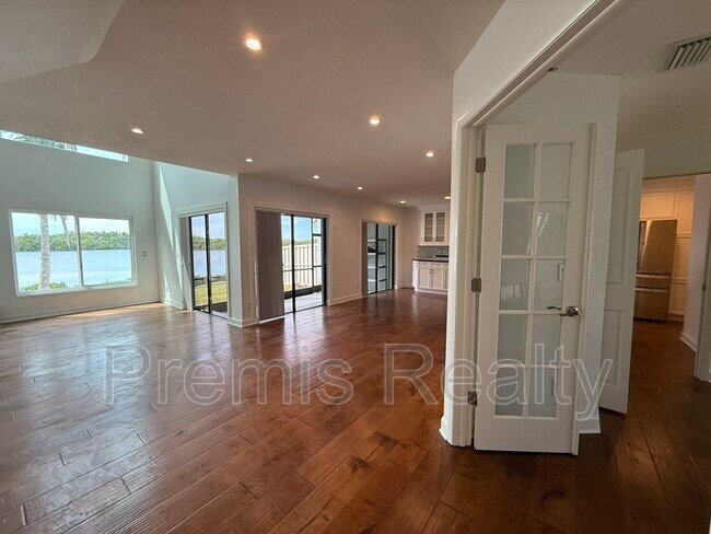 Building Photo - 1070 Sanibel Ct