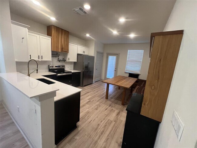 Foto del edificio - 10805 Tildon Ave