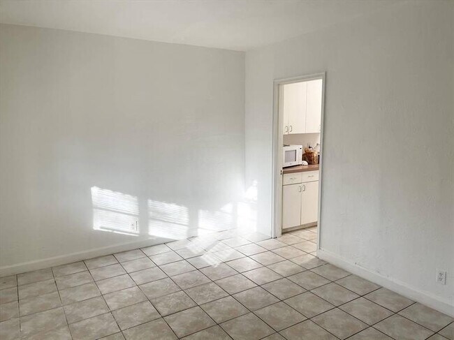 Building Photo - 407 SE 14th Ct